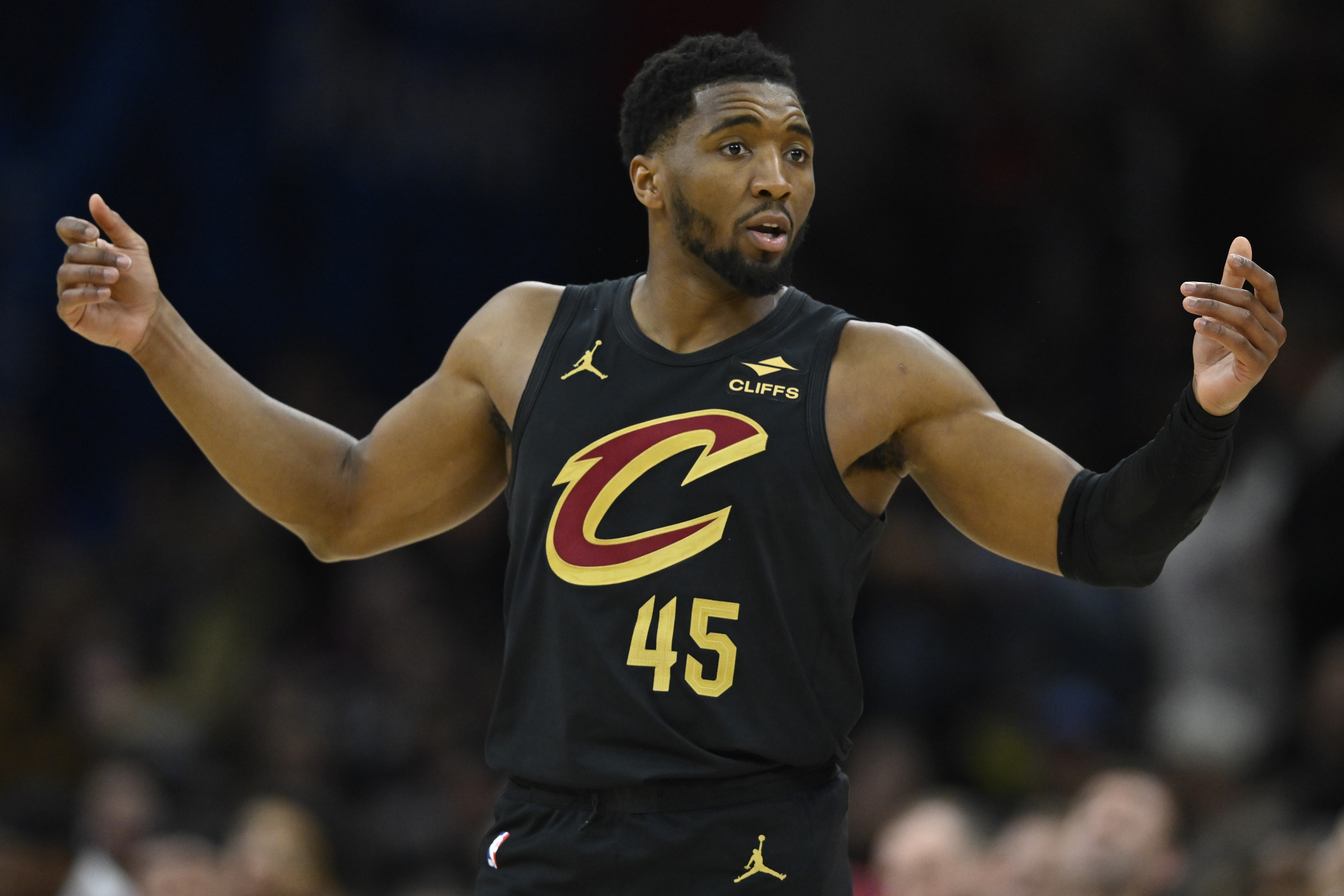 开云网页版-再加把劲儿！米切尔半场首发17分钟 13中6&amp;三分4中1砍16分2板